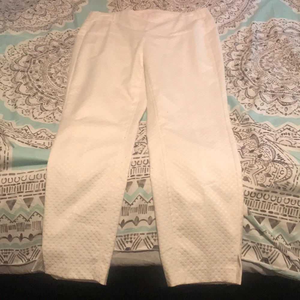 Exquisite off-white to white patterned pants